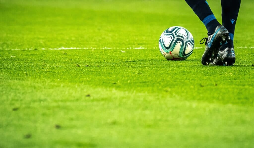 Fußballspieler bereitet sich auf den Kick vor.